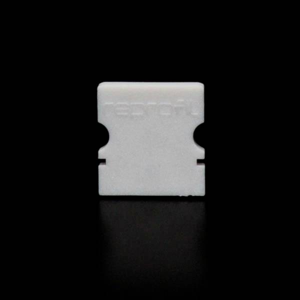 Biała folia plastikowa z napisem na czarnym tle.