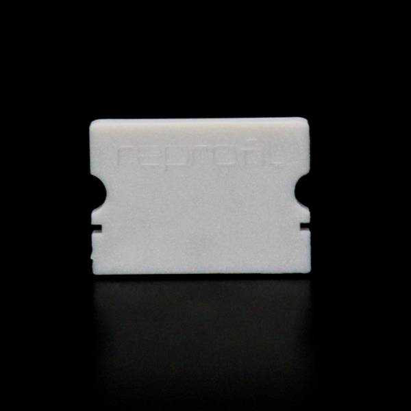 Biała, prostokątna plastikowa klinga na czarnym tle.