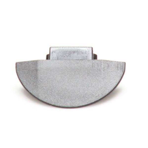 Szary, półkolisty przedmiot metalowy na białym tle; funkcja i kontekst nie są widoczne.