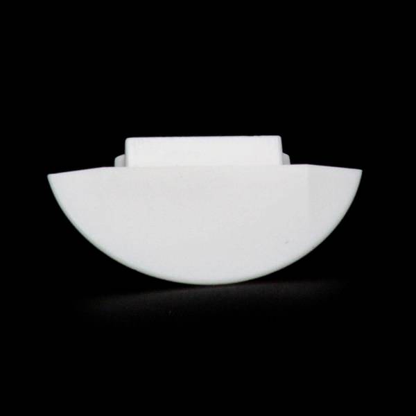 Biały półokrąg z tworzywa sztucznego na czarnym tle.