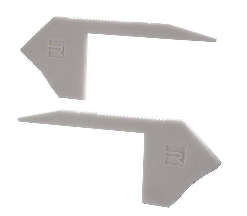 Dwa białe, plastikowe elementy w kształcie litery L z wygrawerowanym logo, skierowane w prawo, nieznacznie różniące się rozmiarem i nachyleniem.