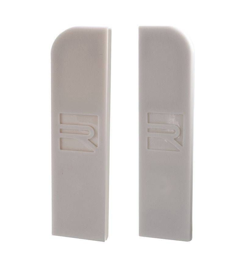 Dwa pionowe beżowe obiekty z napisem 'R'. Są one identycznego kształtu, z zaokrąglonymi górnymi narożnikami i płaskimi bokami.