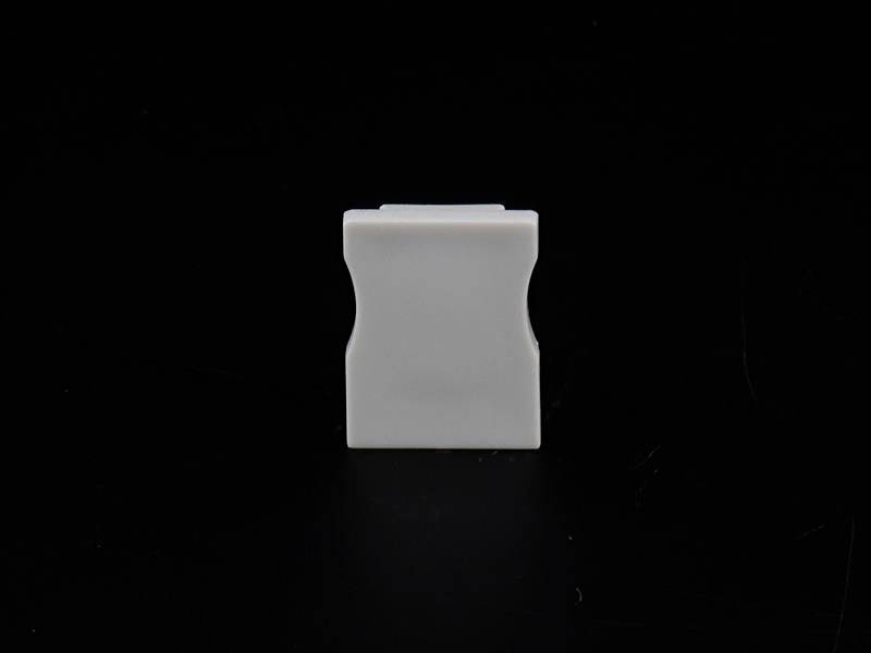 Mały, biały, kwadratowy przedmiot na czarnym tle.