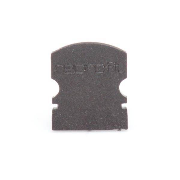 Mała, zaokrąglona czarna część plastikowa z napisem.