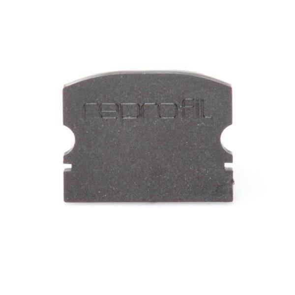 Na małej, prostokątnej części z tworzywa sztucznego wygrawerowano czarnymi literami napis „Etykieta".