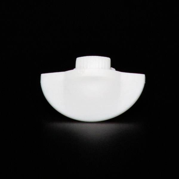 Biały, okrągły plastikowy korek umieszczony centralnie na czarnym tle.