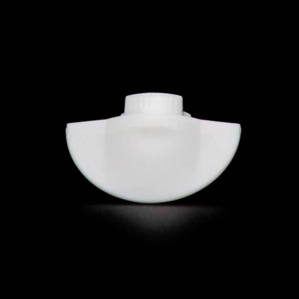 Biała plastikowa śruba mocująca z częściowo okrągłą podstawą na czarnym tle.