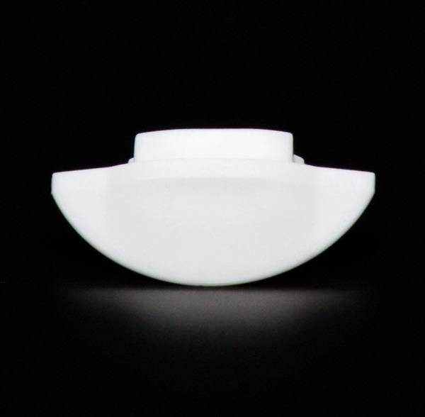 Biały półokrąg o płaskiej górnej krawędzi na czarnym tle; może przypominać abstrakcyjny obiekt lub projekt.