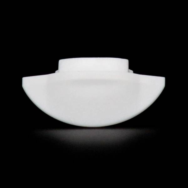 Biały, półksiężycowaty obiekt na czarnym tle, przypominający nowoczesną klamkę lub minimalistyczny dodatek designerski.