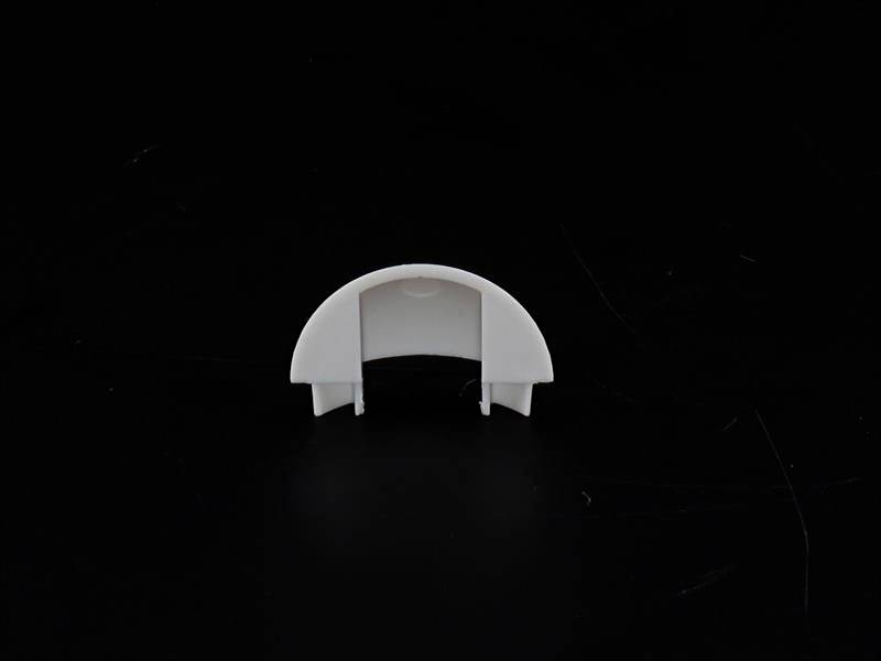 Białe, półkoliste elementy z tworzywa sztucznego na czarnym tle.