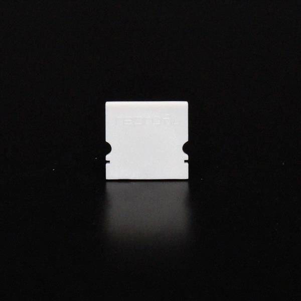 Biała żyletka na czarnym tle.