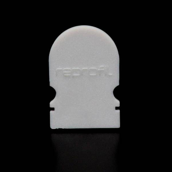 Biała, przypominająca kształtem dom plastikowa tarcza na czarnym tle, z napisem 'reprofil'.