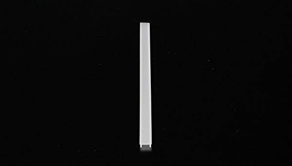 Pojedynczy, wąski, pionowy biały pasek na czarnym tle.