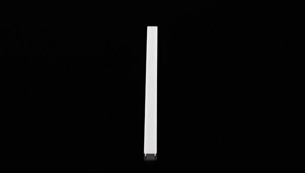 Pojedynczy biały, prostokątny pasek na czarnym tle. Obraz sprawia wrażenie minimalistycznego i abstrakcyjnego.