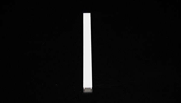 Pionowy, biały pas w centrum obrazu na czarnym tle.