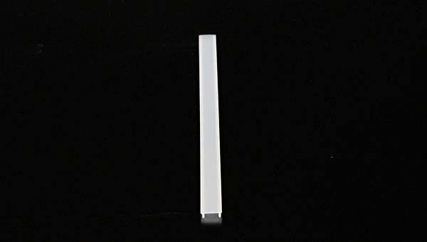 Pojedynczy, pionowy, biały pręt umieszczony centralnie na czarnym tle.