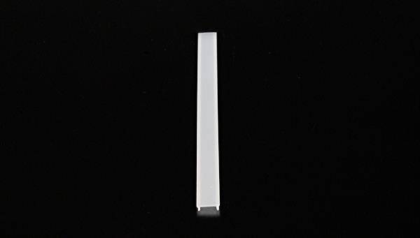 Pionowy, biały, prostokątny pas na czarnym tle.