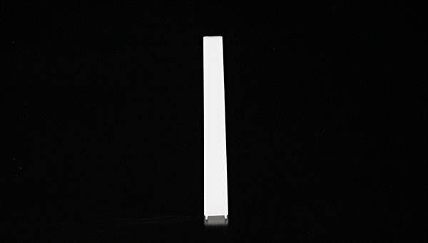 Jedyny biały pionowy pas na czarnym tle.