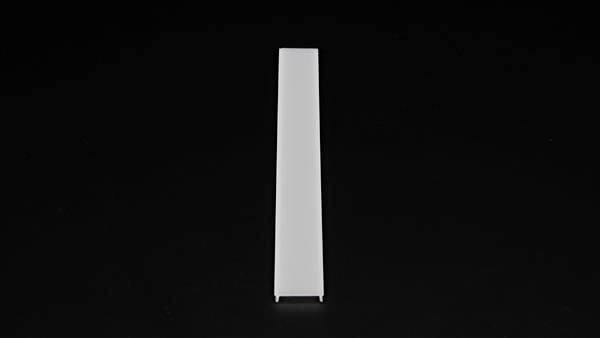 Długi, wąski, pionowy pasek na czarnym tle.