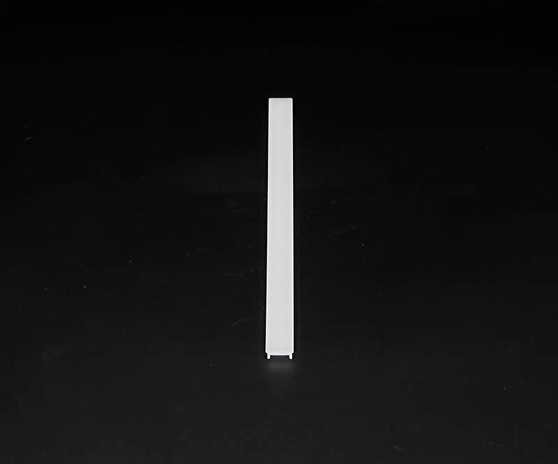 Wąska, pionowa biała linia na czarnym tle.