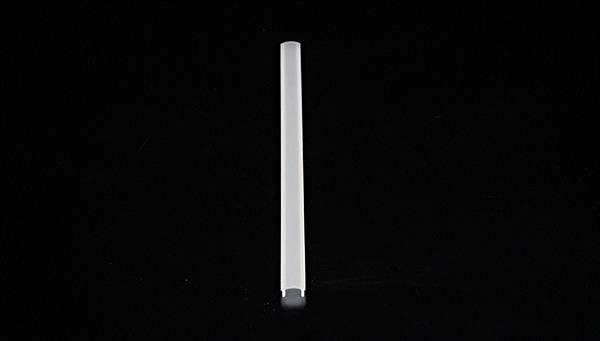 Prosta biała rura umieszczona centralnie na czarnym tle.