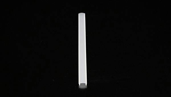 Biały, wąski walec pionowo stoi na czarnym tle.
