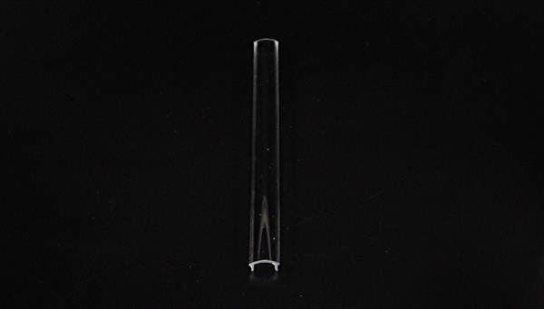 Pojedyncza, przezroczysta probówka stoi pionowo na czarnym tle.