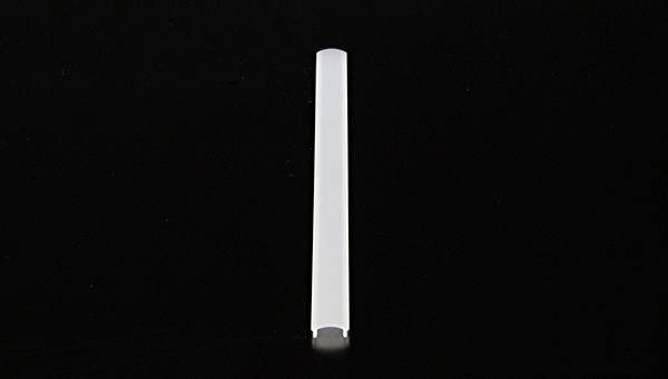 Biały plastikowy cylinder spoczywa na czarnym tle.