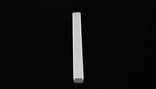 Pojedynczy, pionowy, biały obiekt na czarnym tle.