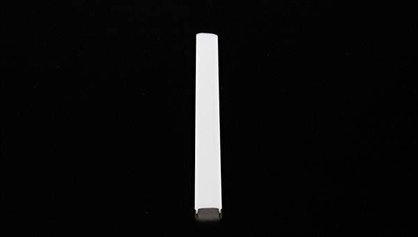 Biała, wąska prostokątna listwa na czarnym tle.