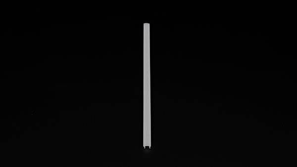Pojedynczy, pionowy, szary pręt na czarnym tle.