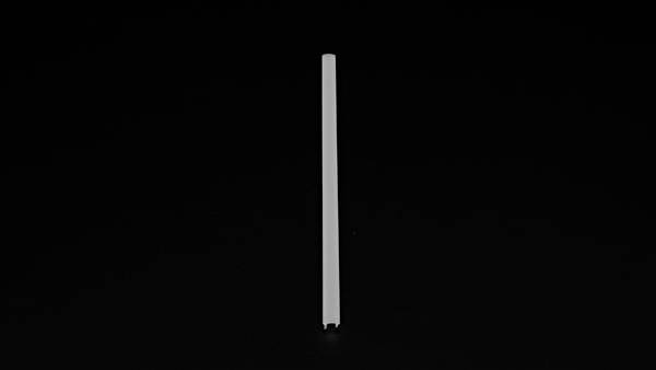 Pojedyncza, pionowa, biała linia znajduje się centralnie na czarnym tle.