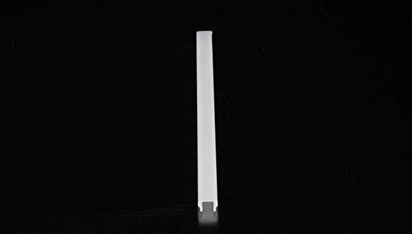 Biały, podłużny obiekt w pozycji pionowej na czarnym tle.