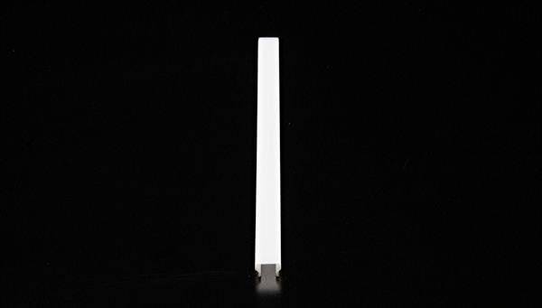 Biały, pionowy pasek na czarnym tle.