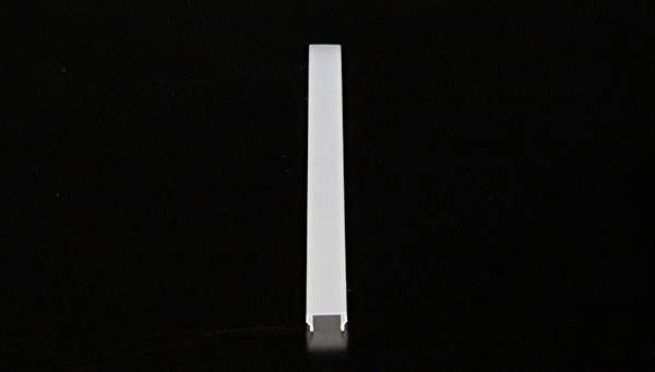 Wąski, pionowo ustawiony, biały pasek plastikowy na czarnym tle.