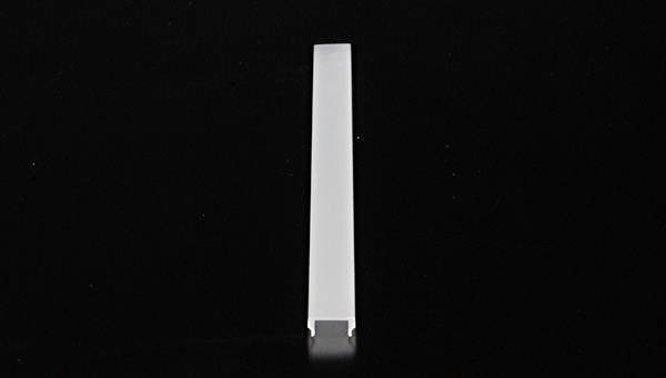 Wąski, biały obiekt stojący pionowo na czarnym tle. Wygląda minimalistycznie i prosto.