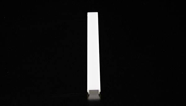 Długa, biała struktura wertykalna na czarnym tle. Wydaje się masywna i bryłowata.