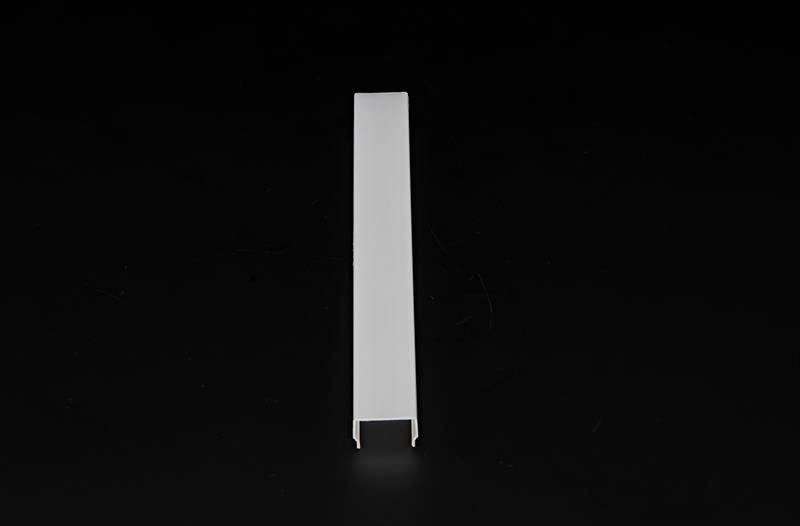 Biały, prostokątny obiekt o wąskim przekroju na czarnym tle, prawdopodobnie element techniczny.