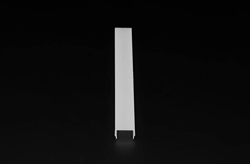 Biała aluminiowa listwa U na czarnym tle, odpowiednia do wykończeń ściennych lub podłogowych, zapewnia stabilność i ochronę.