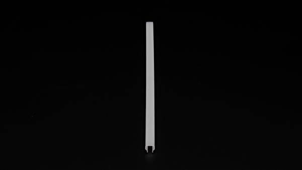 Pojedynczy, pionowy, szary pas na czarnym tle, umieszczony centralnie.