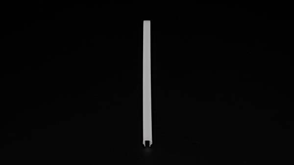 'Pojedyncza, prosta, biała linia na czarnym tle.'