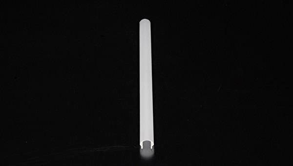 Biała, cylindryczna rura leży wyśrodkowana na czarnym tle. Rura posiada otwartą powierzchnię od spodu.