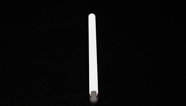 Biała, okrągła listwa leży poziomo na czarnym tle.