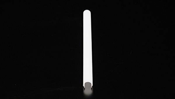 Pojedyncza biała pałeczka na czarnym tle, wyśrodkowana w obrazie.