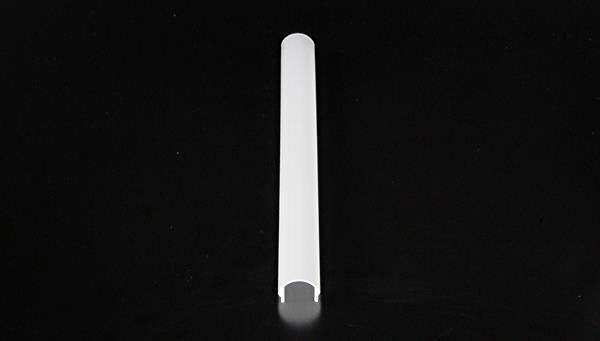 Biała, okrągła rura na czarnym tle, symetrycznie ustawiona.