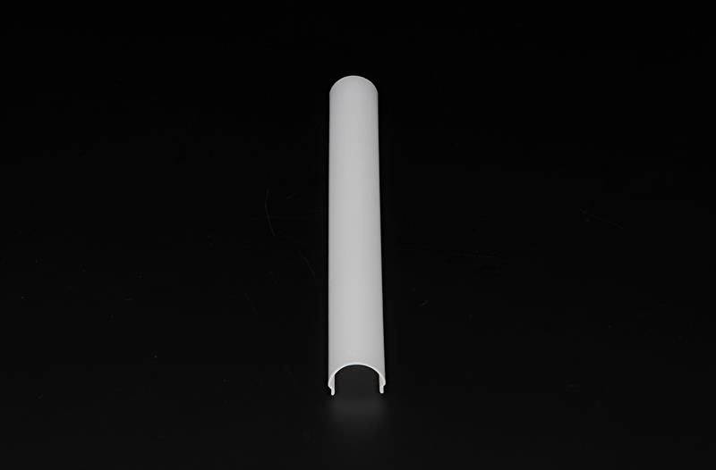 Podłużna, półokrągła rura z otwartym końcem na czarnym tle. Odpowiednia do zarządzania kablami lub zastosowań oświetleniowych.