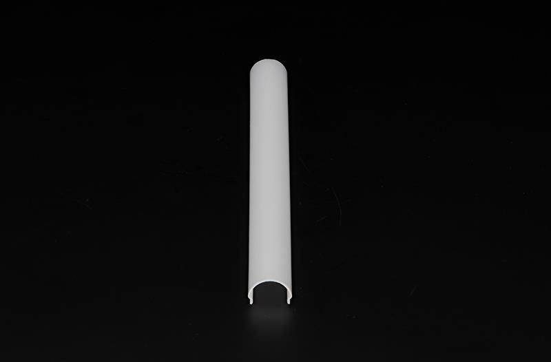 Biały, półkolisty element z tworzywa sztucznego spoczywa na czarnym tle.