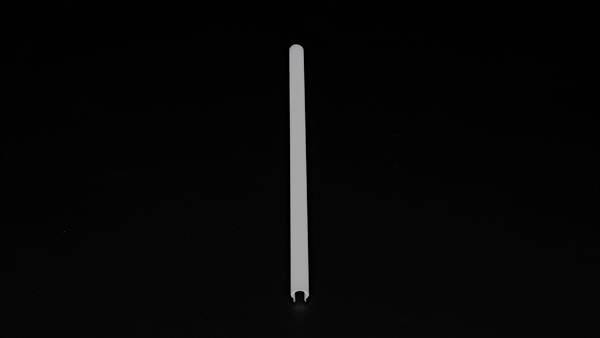 Pojedynczy, pionowy, szary słup na czarnym tle, umieszczony centralnie.