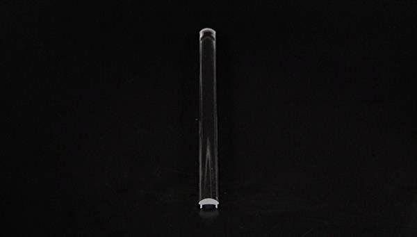 Pojedyncza probówka na czarnym tle.