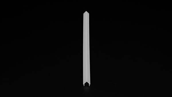 Biały, pionowy strzałka skierowana w górę na czarnym tle.